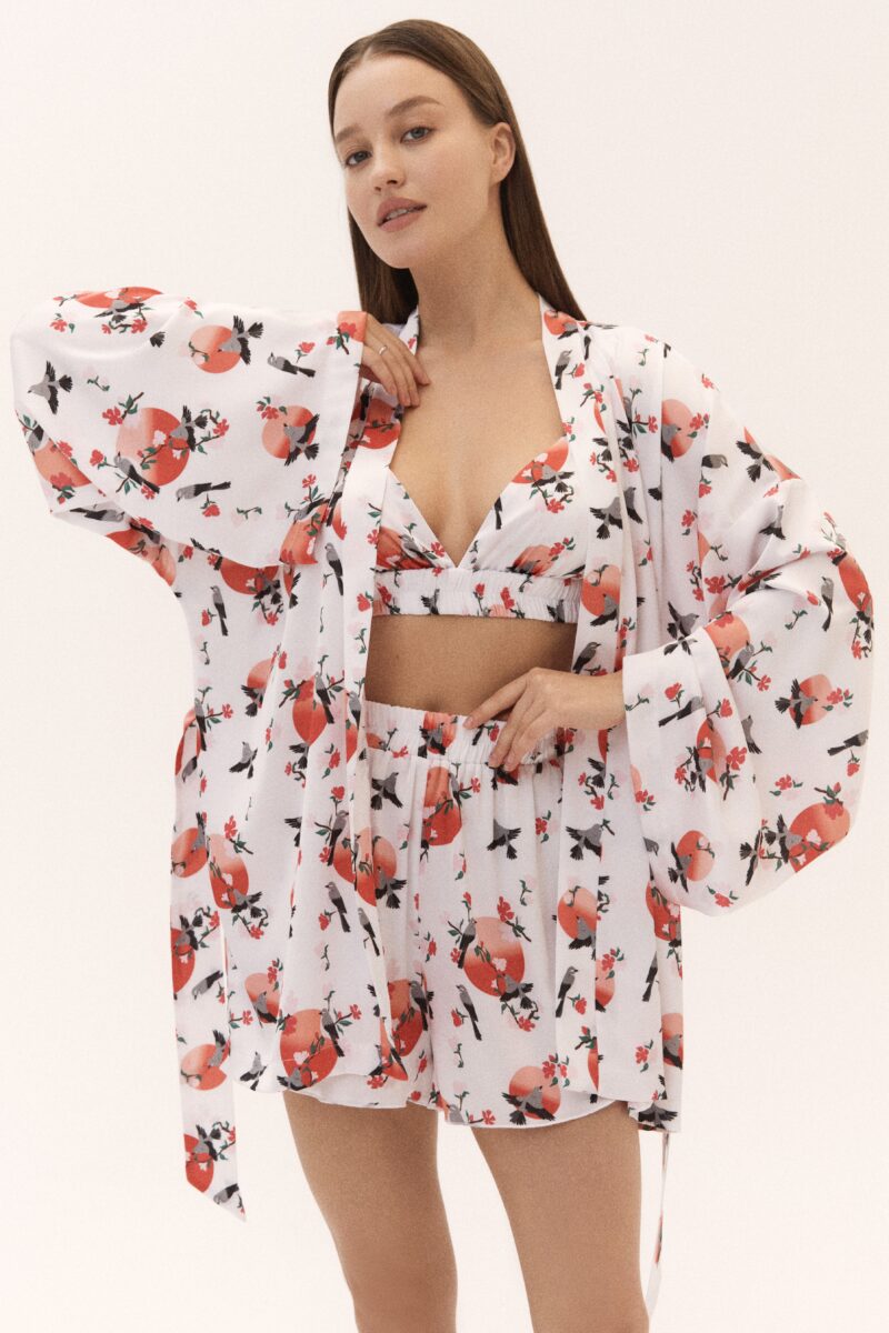 Изображение товара: Trio set «Premium silk by Mimi»: костюм для дома с принтом «Японские мотивы» на белом