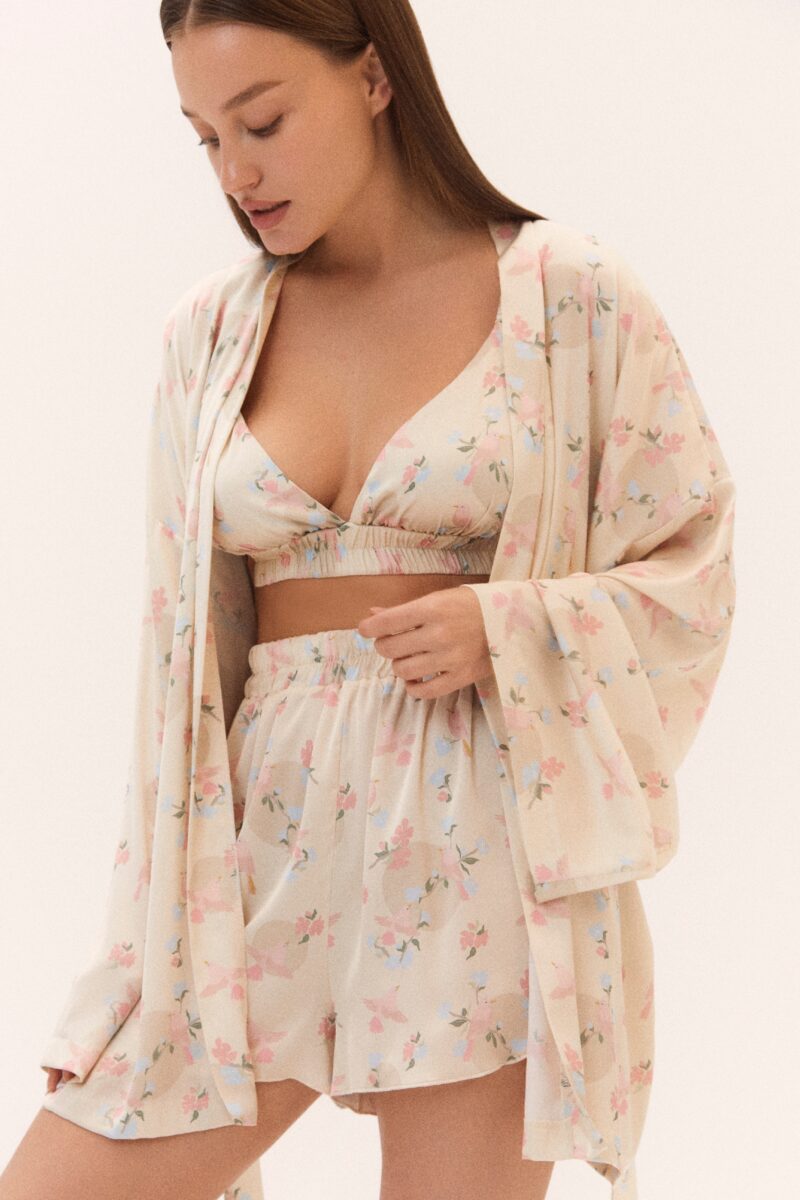 Изображение товара Trio set «Premium silk by Mimi»: костюм для дома с принтом «Цветочный сад» на лимонном